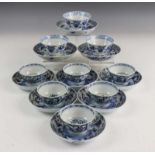 China, serie van zes en serie van drie blauw-wit porseleinen kop en schotels, 18e en 19e eeuw (