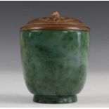 China, spinazie-groen jade kom met fijn ajour gestoken houten deksel met bloedkoralen knop, op