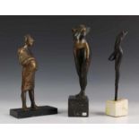 Vier diverse bronzen sculpturen, 20e eeuw; Zwangere vrouw / Zwangere vrouw / Staand naakt / Staand