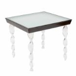 Zwart gelakte vierkante tafel, fabricaat First Lucite, jaren '30, met mat glazen blad. Op vier