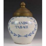 Blauw-wit aardewerk tabakspot, 19e eeuw, met opschrift 'Hollandsche Taback'. Met koperen deksel [1]