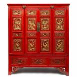 China, rood gelakt houten kast, 19e eeuw, met onder de rechte kap vier deuren. Het geheel versierd
