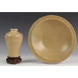 China, antiek keramiek schaal, waarschijnlijk Ming en monochroom porseleinen vaas, ca. 1900 (kom met