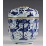 China, blauw-wit porseleinen kandeelpot, Qianlong, met vol decor van druivenranken (haarscheurtjes).