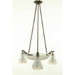 Frankrijk, messing en bronzen vierlichts hanglamp, Art Deco, met gesatineerd matglazen schaal en