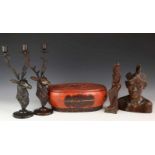 Vijf stuks divers, w.o. Balinees houten buste en lakwerk doos [5]