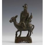 China, antiek bronzen sculptuurtje;Onsterfelijke gezeten op hert h. 14 cm. [1]