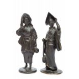 Japan, twee bronzen sculpturen, Meiji periode;Staande vrouwfiguur met theepot (tetsubin), gesigneerd
