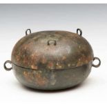 China, Han Dynastie, bronzen kookpot,De pot met twee grepen, de deksel met drie open bogen. Met