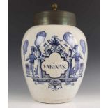 Delft, De Klaauw, blauw-wit aardewerk tabakspot, ca. 1800,met opschrift 'varinas', met koperen