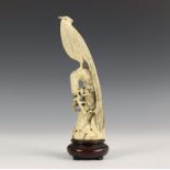 China, ivoren snijwerk, ca. 1900;Fazant op rotsformatie h. 21 cm. [1]