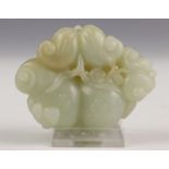 China, jade snijwerk, deels ajour, 20e eeuw;vruchten 8 x 6 x 3 cm. [1]