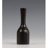 China, zwart (zitan?)houten puntvaasje h. 10,5 cm. [1]