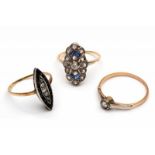 Drie differente ringenEén gezet met saffieren en een oud slijpsel en achtkant geslepen diamanten (