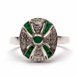 Witgouden ring in Art-Deco stijl,kop in het midden gezet met een smaragd in een kruisvorm van