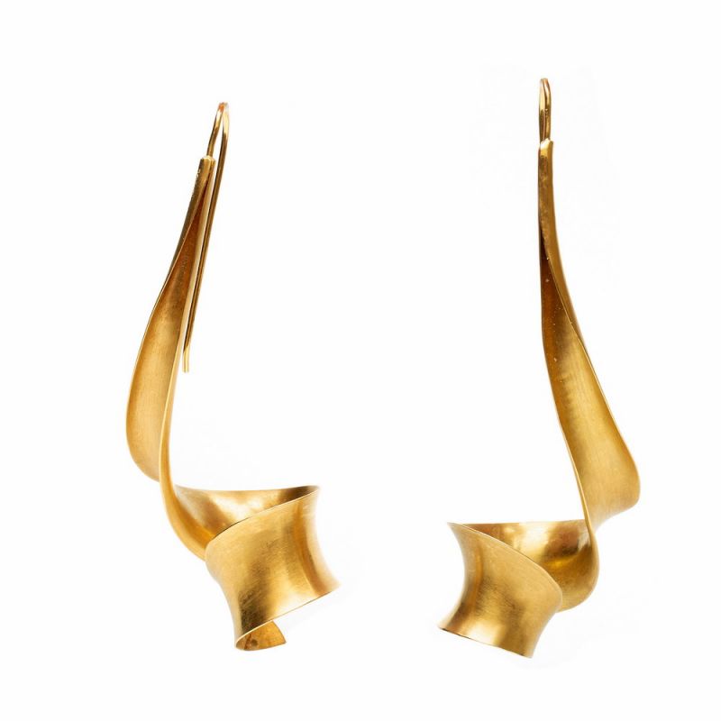 Paar 18krt. gouden oorhangers, ontwerp GGE-Artbeide in spiraalvorm netto 14,6 gr. [2]