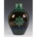 De Urn, C.J van der Hoef, aardewerk vaas, ca. 1910,met groen ingelegde motieven op de hals en