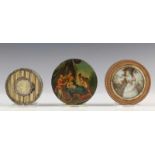 Drie ronde doosjes, ca. 1800,één met fijn geschilderd decor van Venus kijkend in spiegel. Alle met