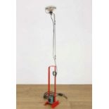 Achille Castiglioni, rood gelakt stalen staande lamp, model Toio, fabricaat Flos,met in hoogte