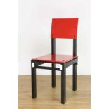 Naar Gerrit Rietveld, rood, zwart en wit gelakt houten stoel, 'Militaire Stoel', Fabricaat Bebob