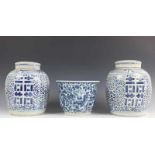 China, blauw-wit porseleinen cache-pot en drie gemberpotten, 20e eeuw [4]