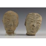 China, twee grijs (schist) stenen hoofden l. 10 en 46 cm. [3]
