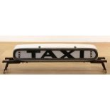 Rood/wit kunststoffen amsterdamse taxi lichtbakmet zwarte letters . Op metalen dakdragers br. 125 cm