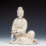 China, blanc-de-Chine Guanyin, 19e eeuw;In zittende positie met een boekrol in haar hand, gemerkt '