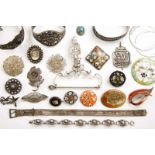 Diverse zilveren sieraden en bijousw.o. een kluwenhouder en diverse filigrain sieraden [zkj]