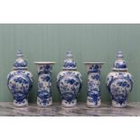 Delft, blauw aardewerk vijfdelig kaststel, 18e eeuw;met Chinoiseriedecor van pioenroos bij hekwerk