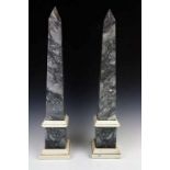 Paar grijs geaderd 'bardiglio' marmeren obeliskenop wit marmeren voet h. 73 cm. Herkomst: