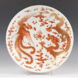 China, porseleinen schotel, 20e eeuw,met melk en bloed decor van draken en wolken. Gemerkt Yungcheng