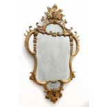 Italië, paar spiegels, 18e eeuw,in verguld gestoken omlijsting, de kuif in vorm van mascaron