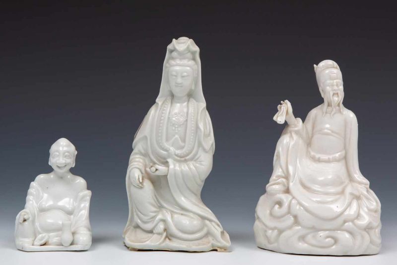 China, drie blanc-de-Chine vormstukken, 18e/19e eeuw;Guanyin, Wenchang en een monnik met bedelnap (