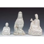 China, drie blanc-de-Chine vormstukken, 18e/19e eeuw;Guanyin, Wenchang en een monnik met bedelnap (