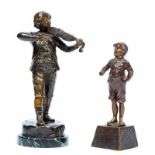 Twee bruin gepatineerde bronzen sculpturen, ca. 1900;Een gesigneerd Opitz, zingende jonge man met op