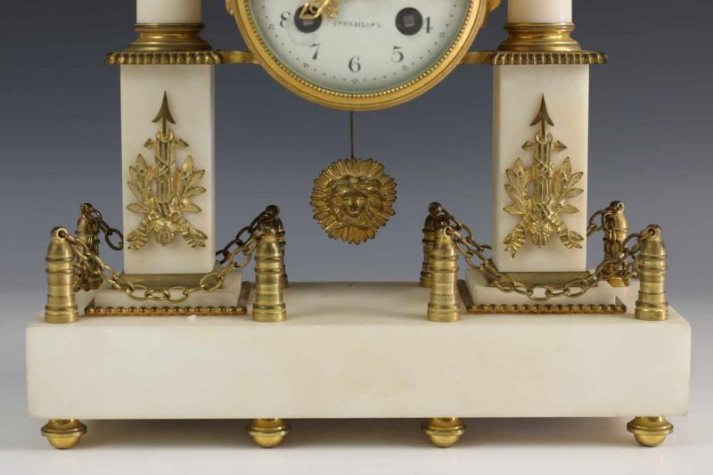 Pendule met emaille wijzerplaat in Louis XVI stijl, vroeg 19e eeuwhet uurwerk geplaatst tussen wit - Image 4 of 6