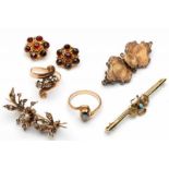 Twee gouden slagringen, twee broches en een paar oorclips, 19e en 20e eeuw.Ringen en bloembroche