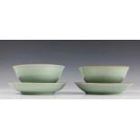 China, paar celadon kommen op schotel, Qing dynastie.Gemerkt met zegelmerk diam. 17 en 19,5 cm. [4]