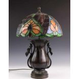 Bronzen lampvoet, Jugendstil,in vorm van lotus, met latere montering en Tiffany-stijl kap h. 48