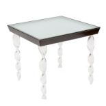 Zwart gelakte vierkante tafel, fabricaat First Lucite, jaren '30,met mat glazen blad. Op vier