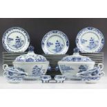 China, uitgebreid blauw-wit porseleinen dinerservies, Qianlong,met decor van huizen aan een meer