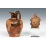 Grieks antiek aardewerk kannetje en Mexico, aardewerk hoofdje;Grieks kannetje met afbeelding van