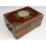 China, mah-yongspelin houten kist met koperen beslag en jade plaquette op het deksel h. 11, 23 x