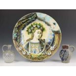 Italië, majolica schotel en Duitsland, steengoed kruik en glazen kan, 18 en 19e eeuw diam. 38 cm. [