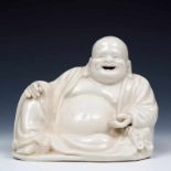 China, blanc-de-Chine vormstuk, 18e/19e eeuw;Budai met openhangend gewaad, dikke buik en lachend