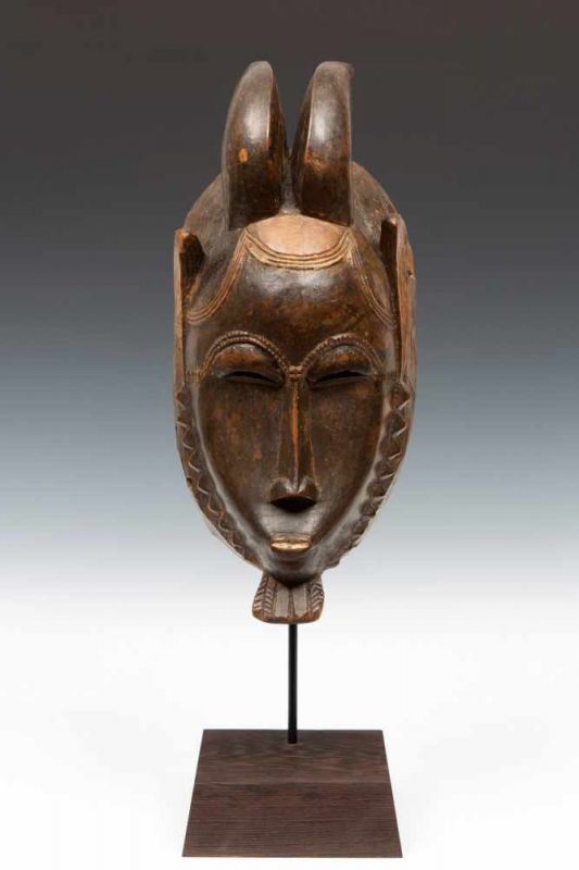 Ivory Coast, Baule, face mask, kpan prefemale face mask with rams horns, curved ears, rows of carved - Image 5 of 6