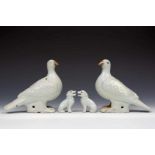 China, vier blanc-de-Chine vormstukken, 18e eeuw;Paar duiven en paar hondjes (haarlijn,