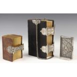 Bijbel, gezangenboek en filirain doosje, 19e eeuwin boekvorm. De beide boeken met zilveren sloten.