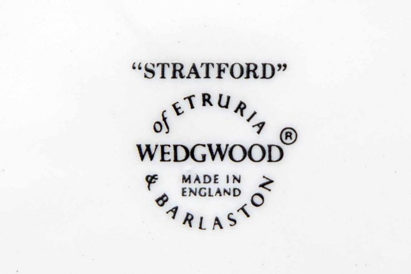 Wedgwood, crème aardewerk dinerserviesmet groen wingerddecor 'Stratford', bestaande uit drie - Image 2 of 3